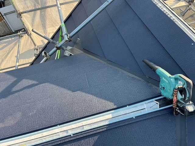 谷部の板金納まり